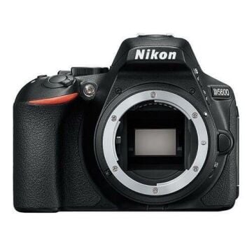 D5600 + AF-S DX Nikkor 18-140mm f/3.5-5.6G ED VR Lens Kit