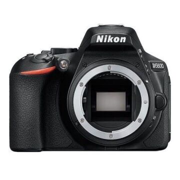 D5600 + AF-S DX Nikkor 18-140mm f/3.5-5.6G ED VR Lens Kit
